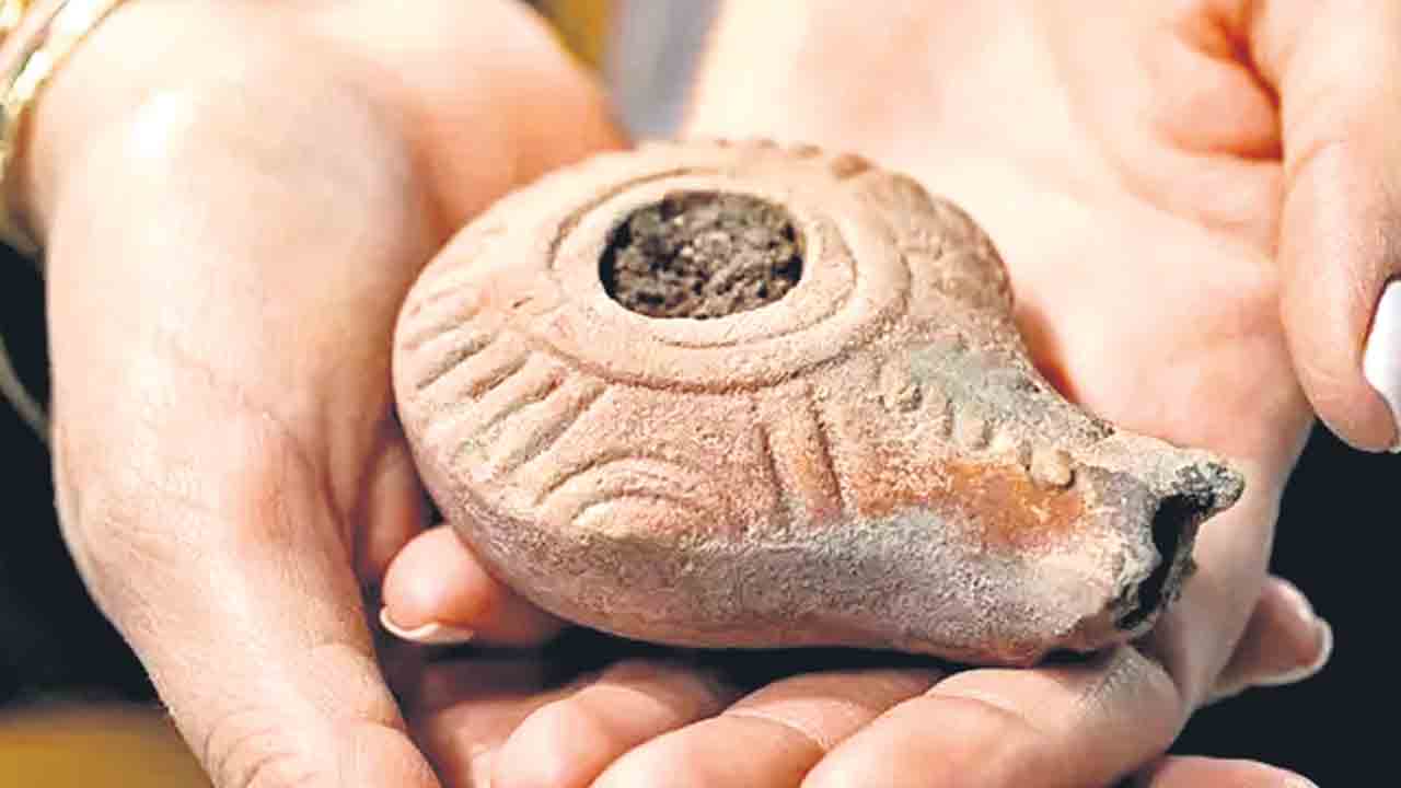 ఇజ్రాయెల్‌లో 2000 ఏండ్లనాటి క్యాండిల్‌ లభ్యం..