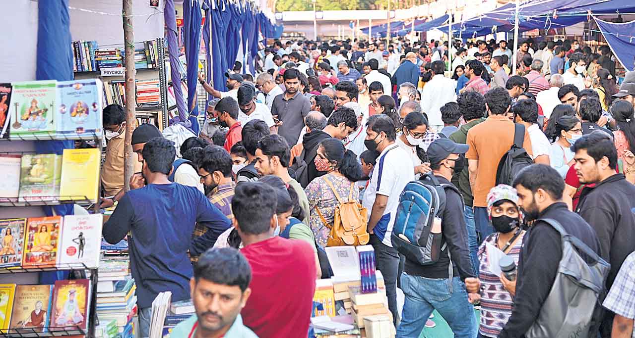 బుక్‌ఫెయిర్‌కు విశేష ఆదరణ.. సాహితీ పూదోటలో ఆబాల గోపాలం