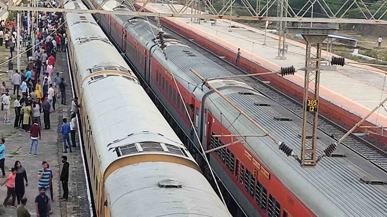 నాలుగు గంటల పాటు ఎక్కడి రైళ్లు అక్కడే