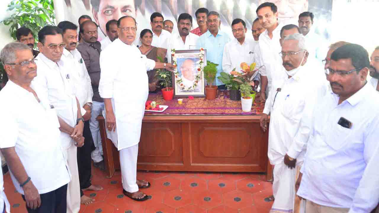 మాజీ ప్రధాని పీవీకి శాసనమండలి చైర్మన్‌ గుత్తా నివాళి