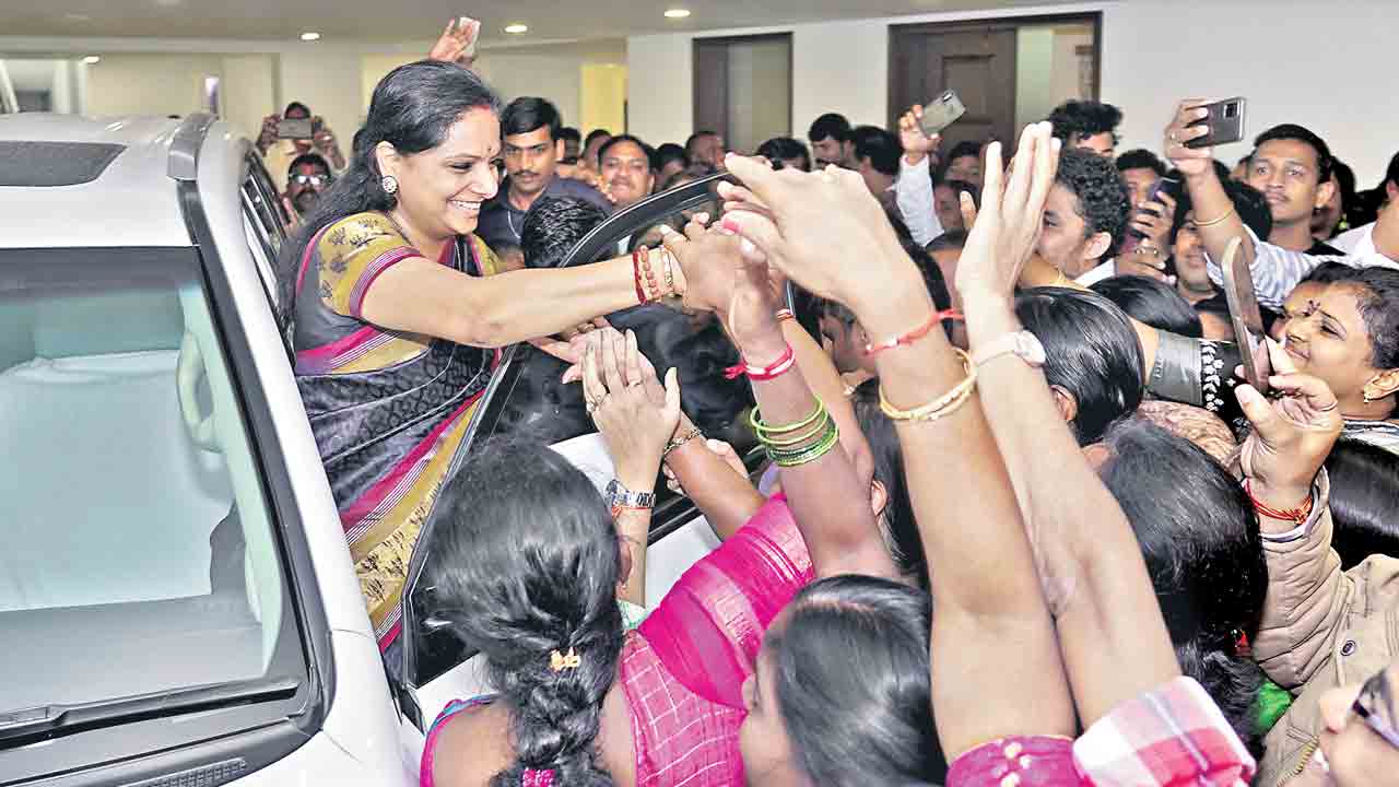 ఎఫ్ఐఆర్, ఫిర్యాదు పత్రాలు ఇవ్వండి