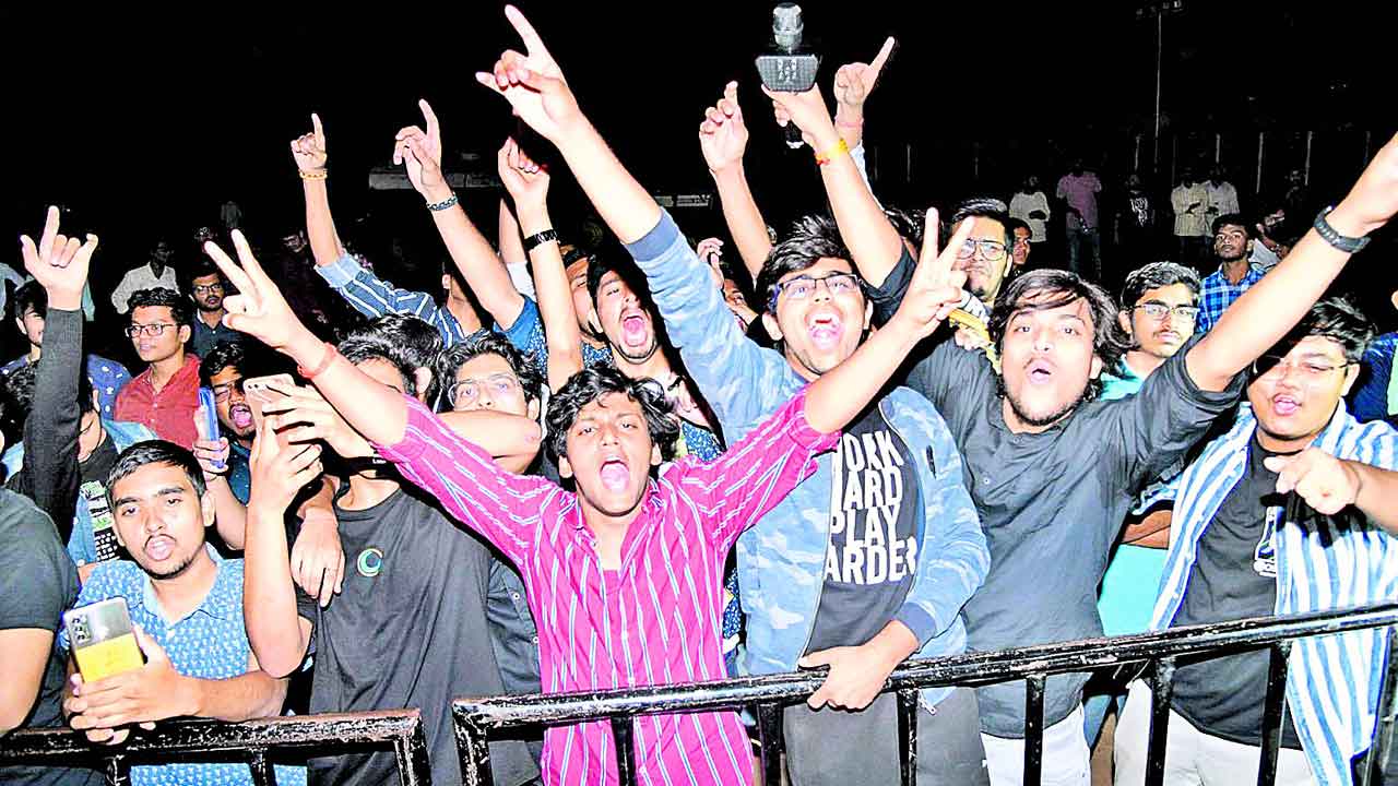 అదే జోరు.. టెక్నో హుషారు