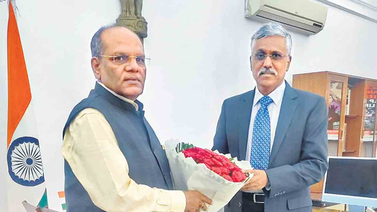 రక్షణశాఖ భూములను అప్పగించండి