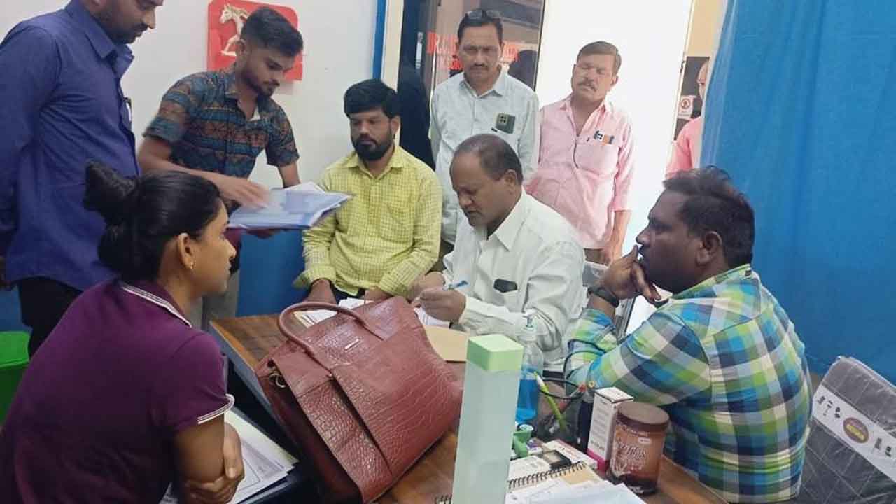 ఇచ్చోడలో రెండు ప్రైవేట్‌ దవాఖానలు సీజ్‌