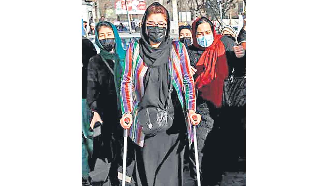 అఫ్గాన్‌లో సేవలు నిలిపివేసిన ఎన్జీవోలు