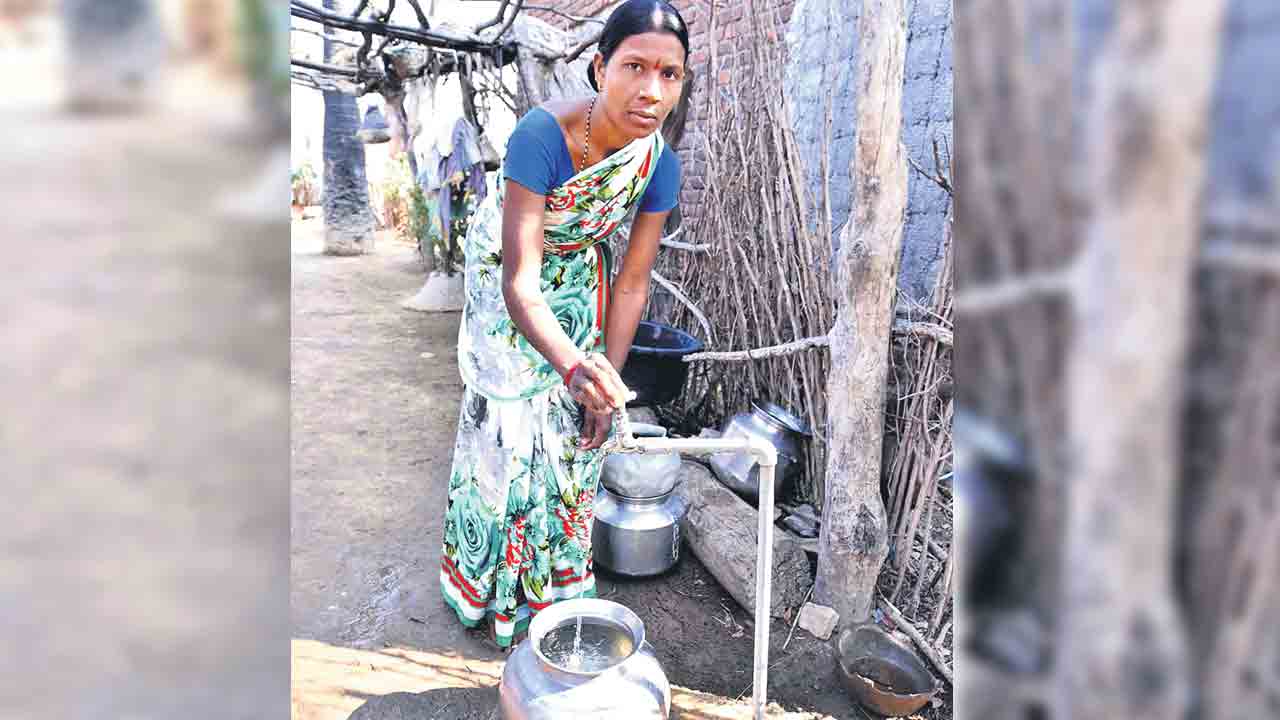 ఆరోగ్య భగీరథ.. ఇంటింటికీ నల్లా నీళ్లతో రోగాలు దూరం