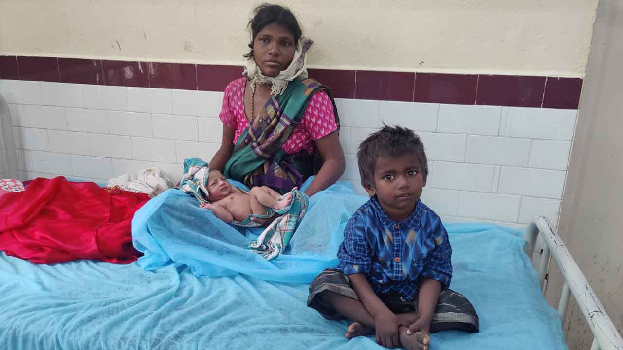 రోడ్డు పక్కనే మహిళ ప్రసవం
