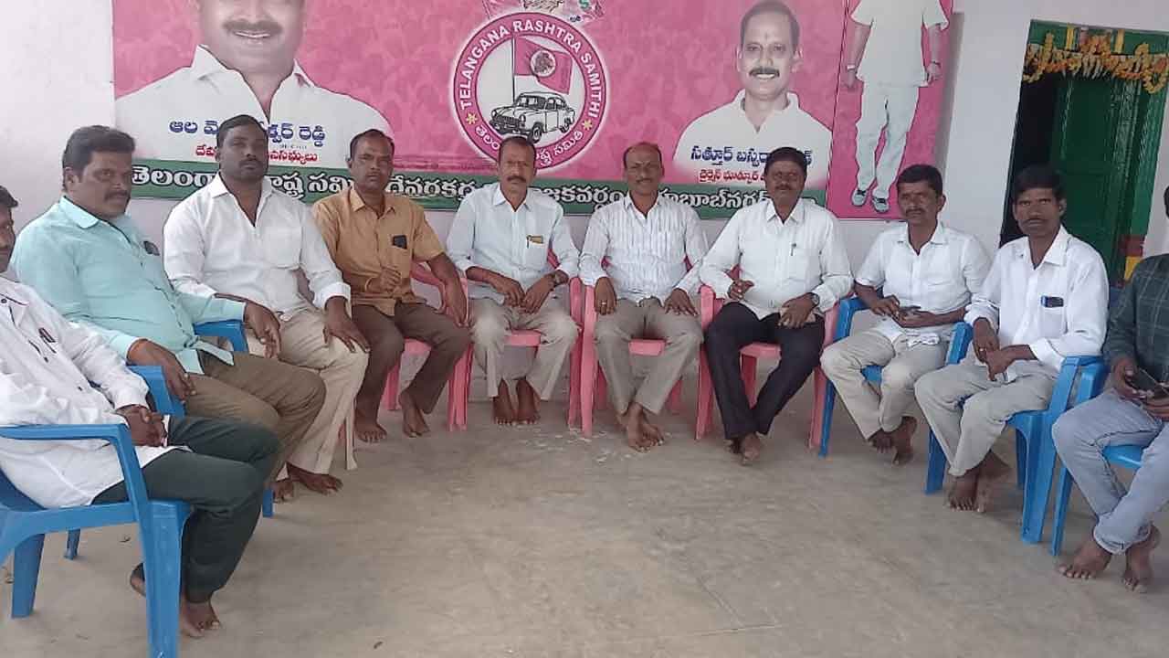 దమ్ముంటే కేంద్రం నుంచి ఇండ్లు ఇప్పించాలి