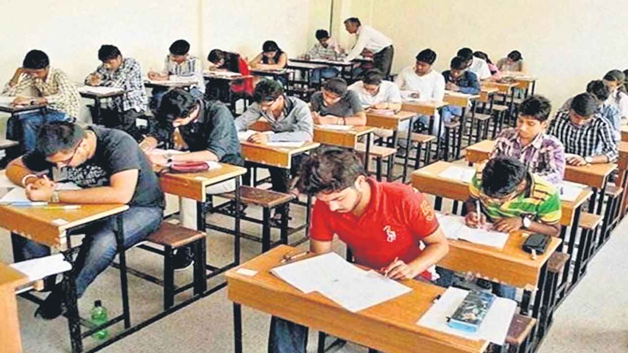 జేఈఈ నుంచి 4 పట్టణాలు ఔట్‌.. ఎన్టీఏ తీరుపై విద్యార్థులకు తప్పని కష్టాలు