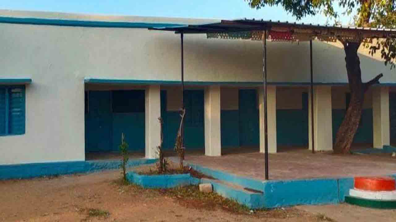 యాదాద్రి జిల్లాలో 251 స్కూళ్లలో మన ఊరు-మన బడి పనులు