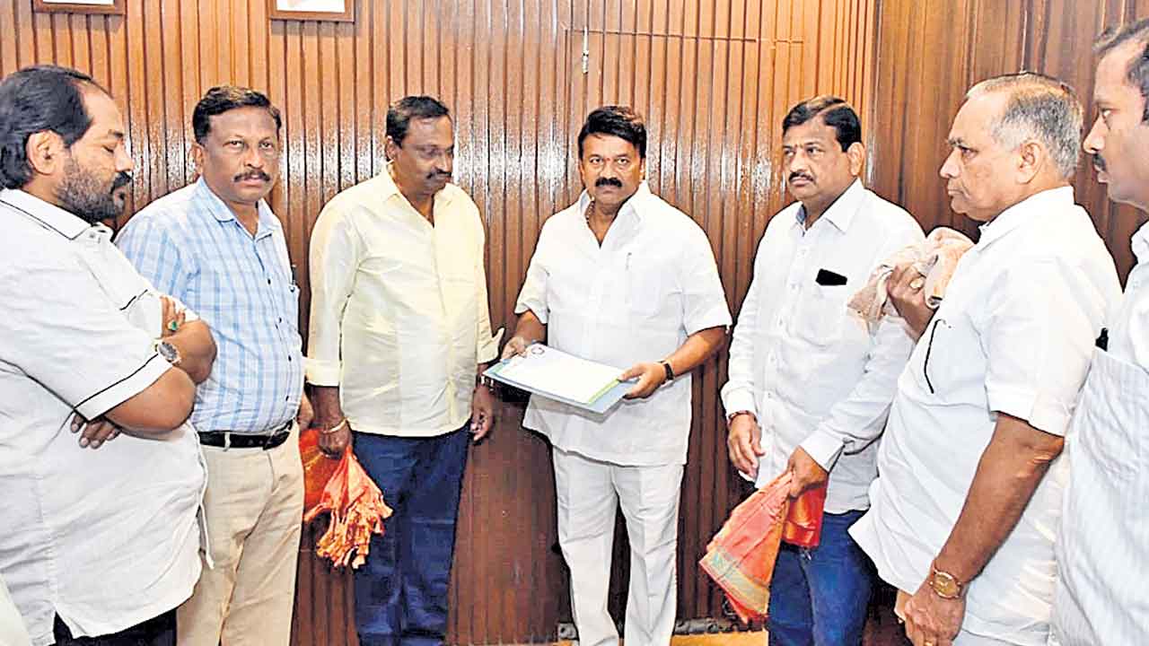 లీజు స్థలాలకు హక్కులు కల్పించాలి’