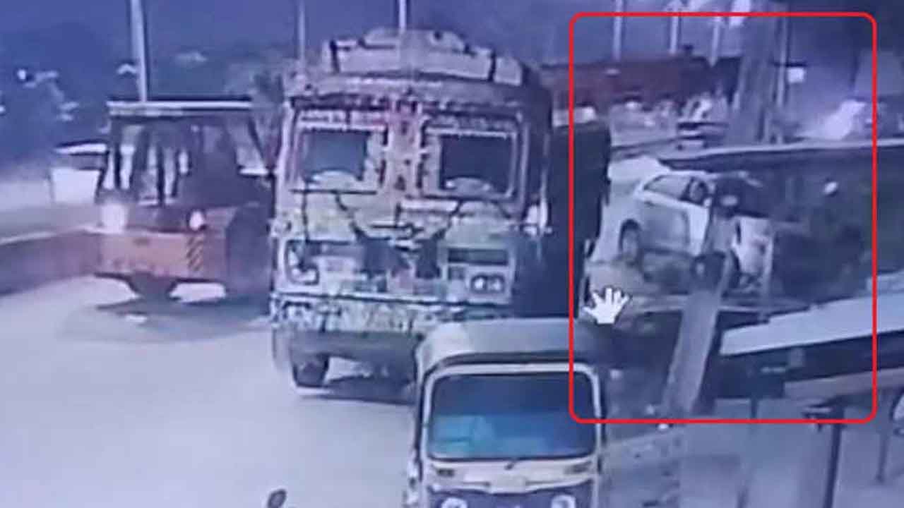 వరంగల్‌లో పార్కింగ్‌ చేసిన కారు చోరీ