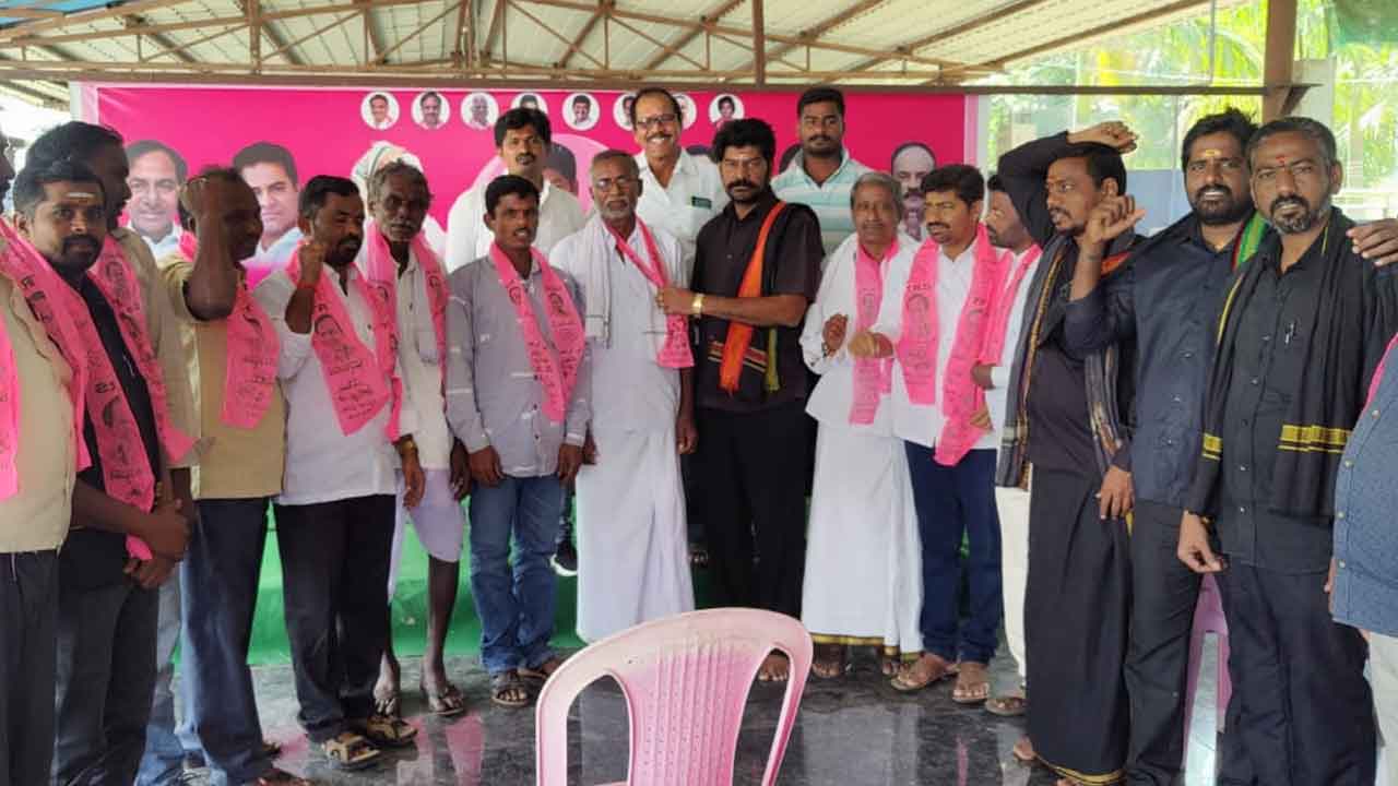 బీఆర్‌ఎస్‌లో చేరిన మహబూబాబాద్ కాంగ్రెస్‌ నాయకులు