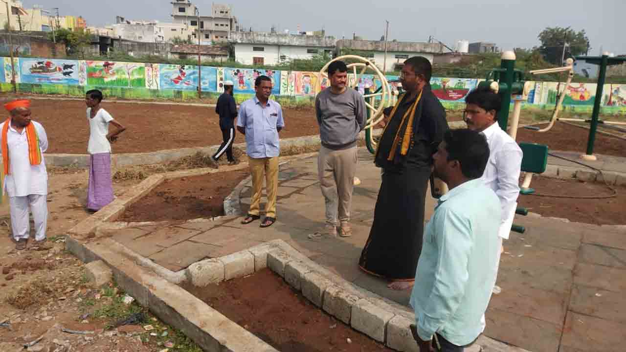 అభివృద్ధి పనులు పూర్తి చేయాలి