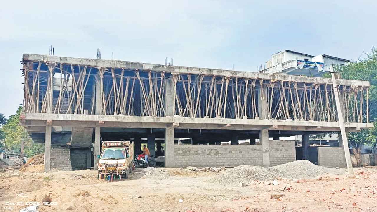 శరవేగంగా మార్కెట్‌ నిర్మాణ పనులు