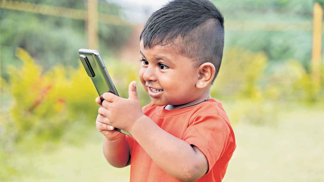 స్మార్ట్‌ఫోన్‌కు బాల్యం బానిస