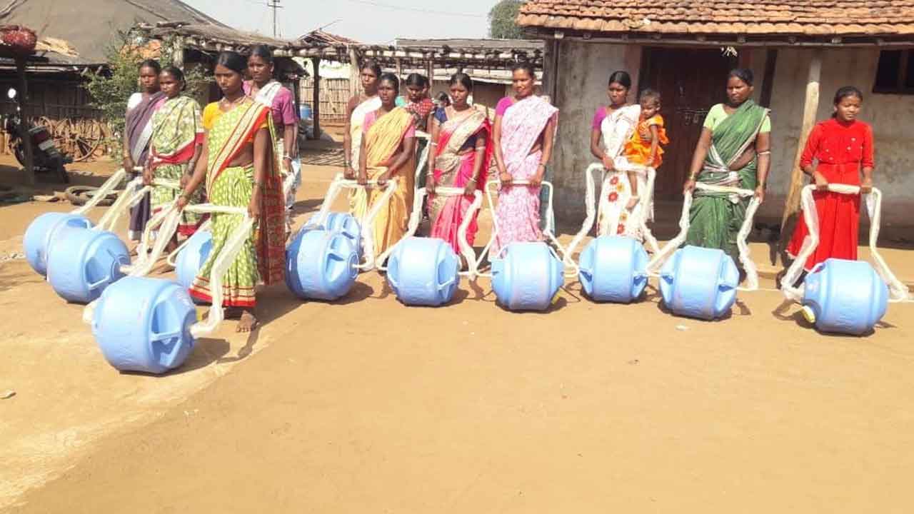 చక్రం నీటి బిందె.. కొలాం గిరిజనం మురిసె