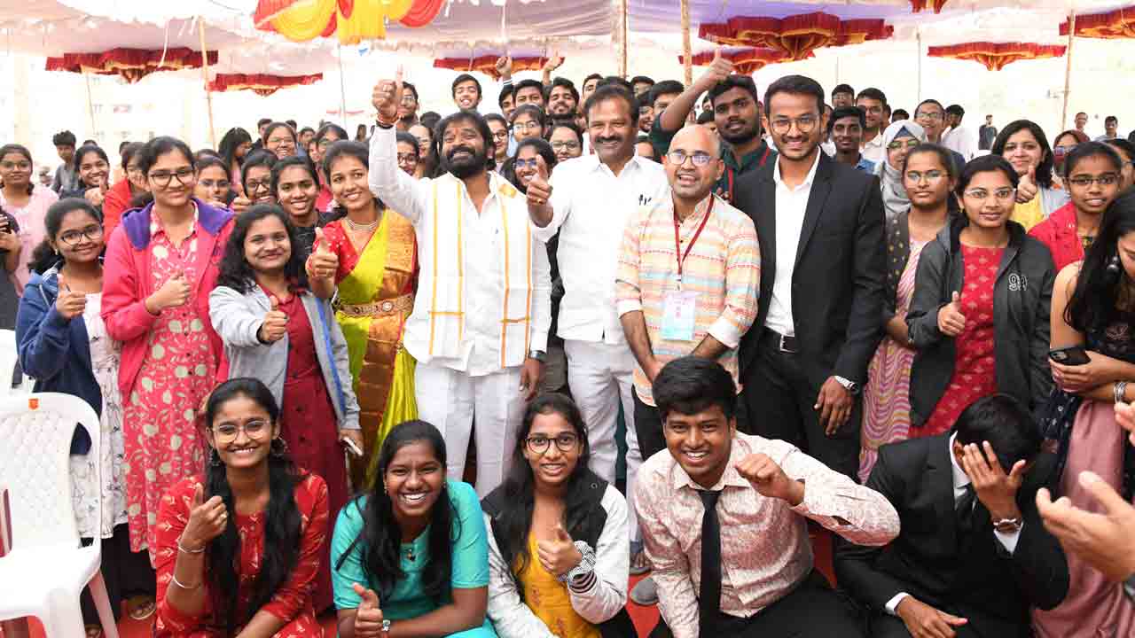 వైద్యులు దైవానికి ప్రతిరూపాలు