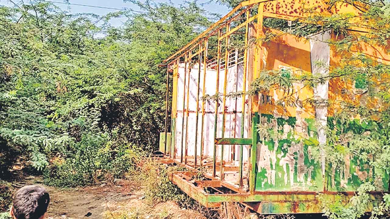 చెంబుతో.. చెట్టు వెనక్కి.. దేశ రాజధాని ఢిల్లీలో పేదల దుస్థితి