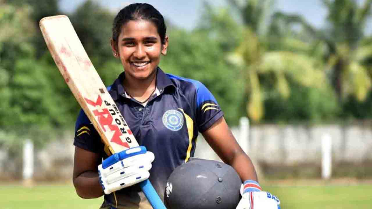 తెలంగాణ యంగ్‌ ప్లేయర్‌ గొంగడి త్రిష దుమ్మురేపింది