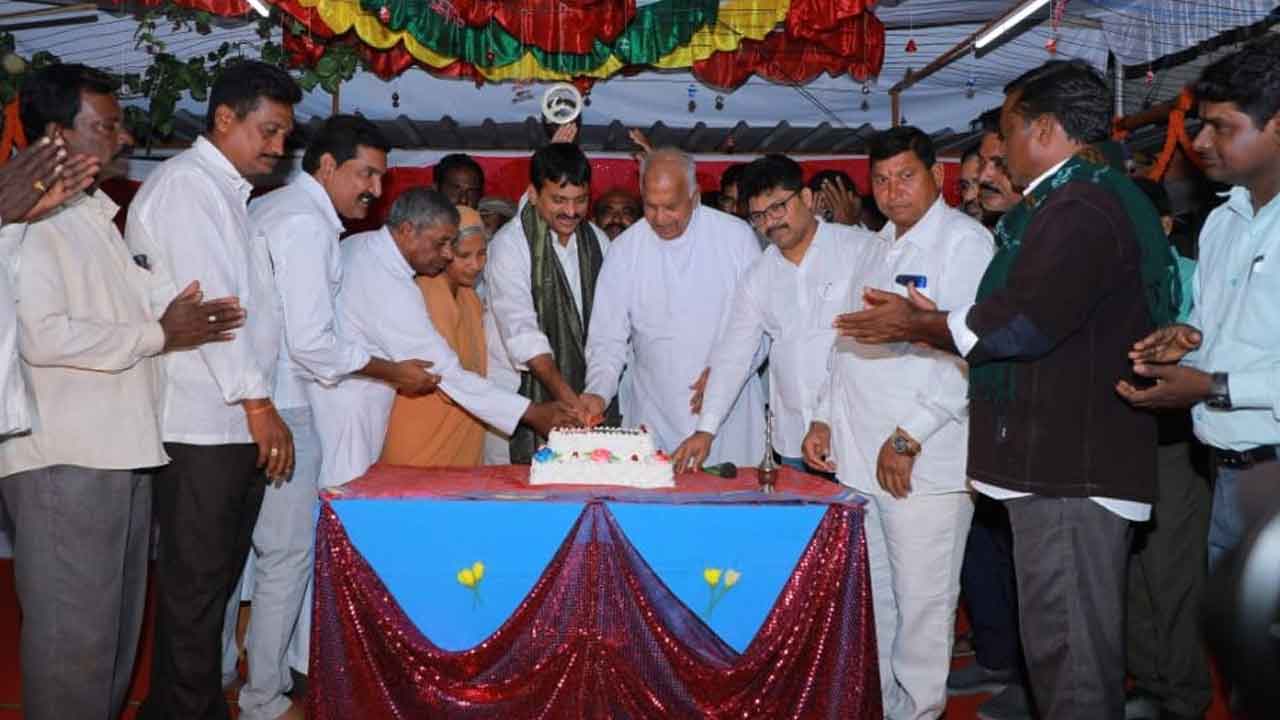 సమాజ సేవలో ప్రతిఒక్కరూ ముందుండాలి