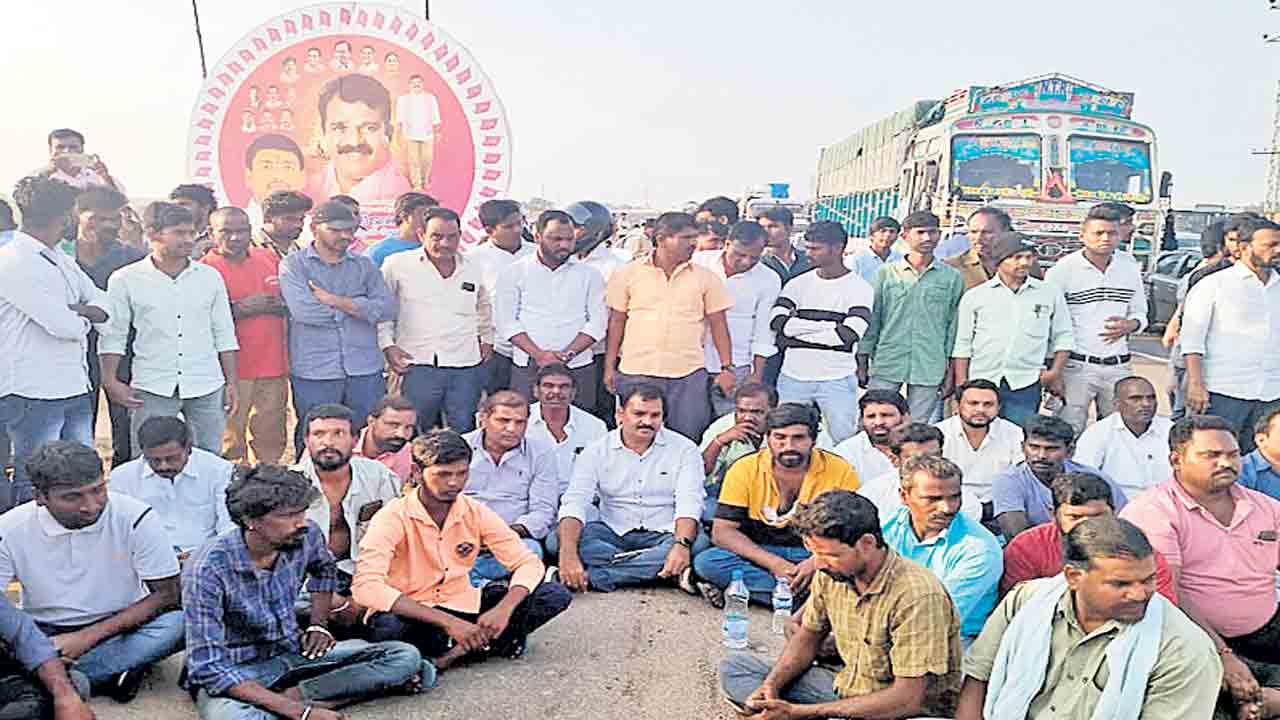 టీఆర్‌ఎస్‌ కార్యకర్తలపై దాడి