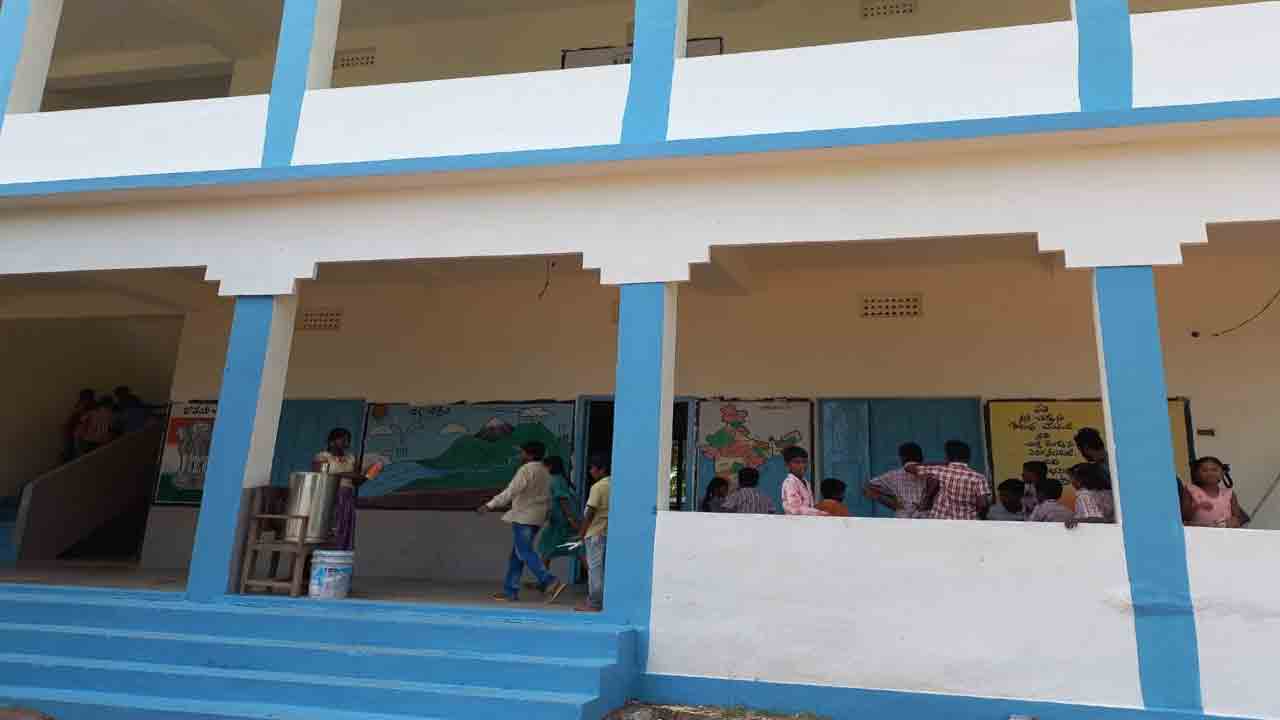 మన ఊరు-మన బడితో మారుతున్న సర్కారు స్కూళ్ల రూపురేఖలు