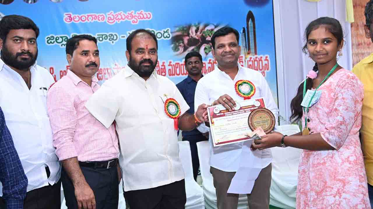 విద్యార్థులు లక్ష్య సాధనకు కృషిచేయాలి