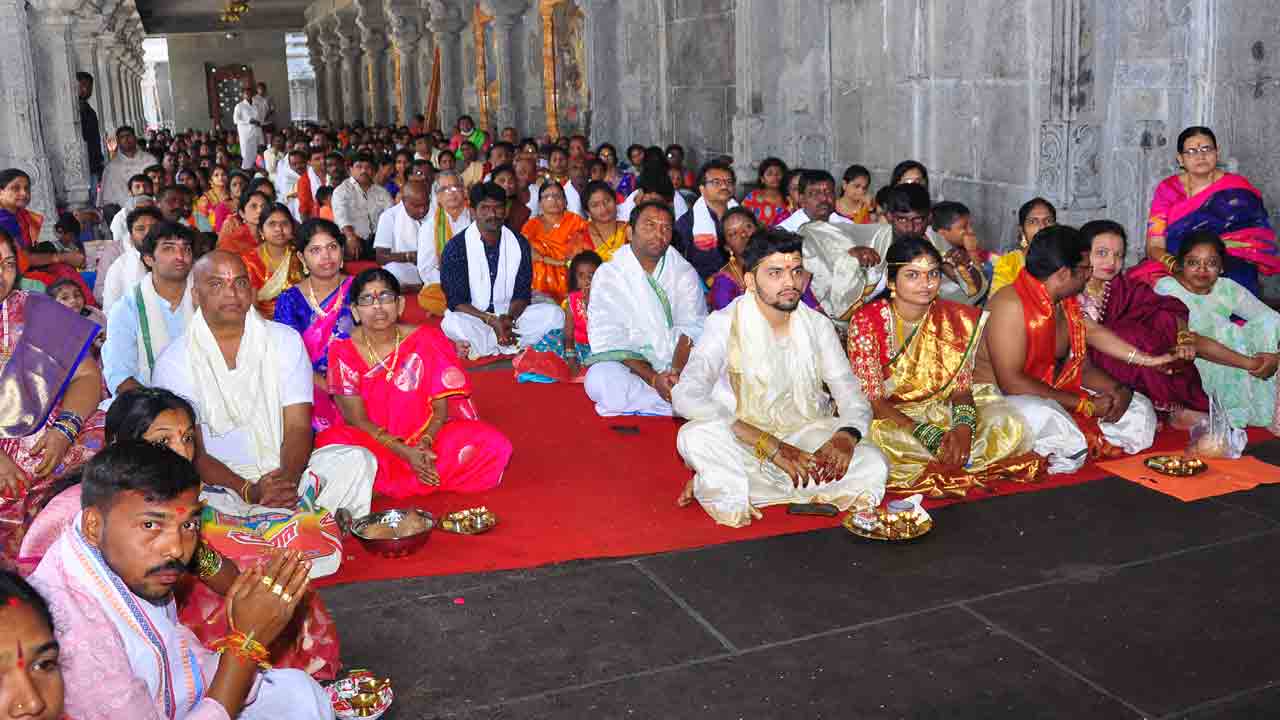 యాదాద్రిలో వైభవంగా నిత్య కల్యాణోత్సవం