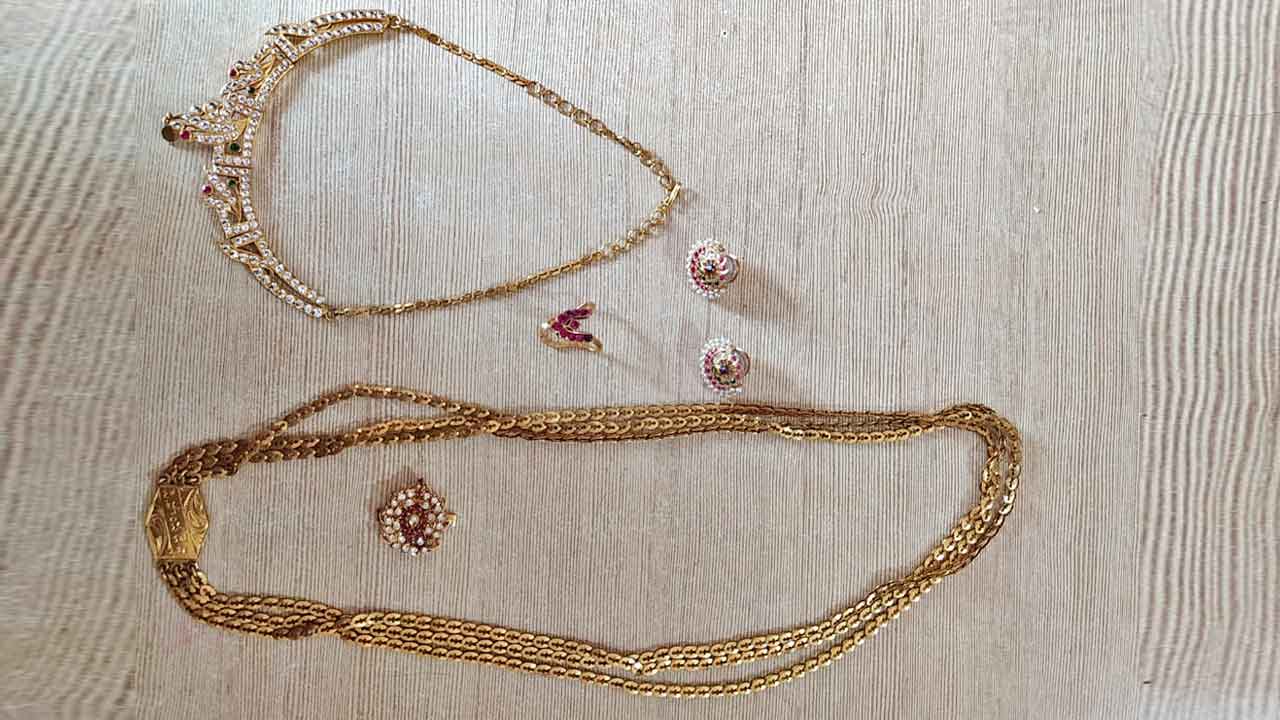 చొరబడి.. ఆభరణాల చోరీ