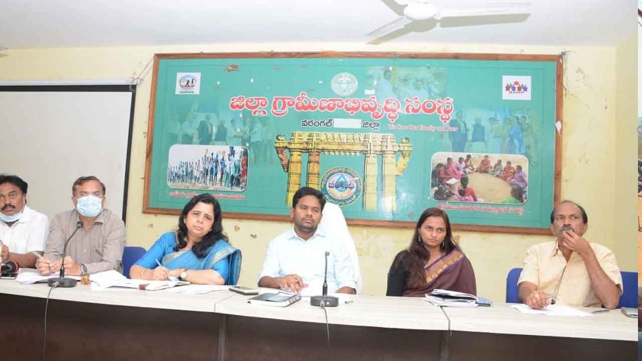 వీధి దీపాల ఏర్పాట్లను వేగవంతం చేయాలి