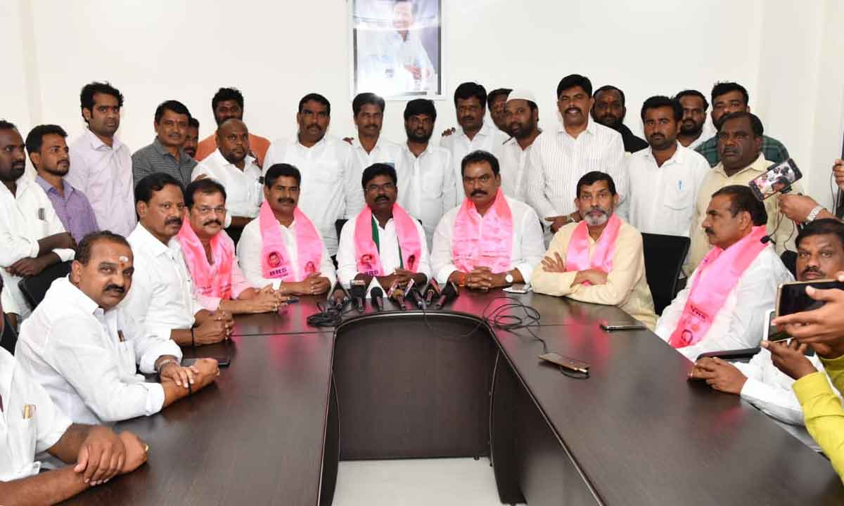 సెస్‌ ఎన్నికల్లో గులాబీ జెండా ఎగురవేస్తాం : ఎమ్మెల్యేలు రవి శంకర్‌, రసమయి