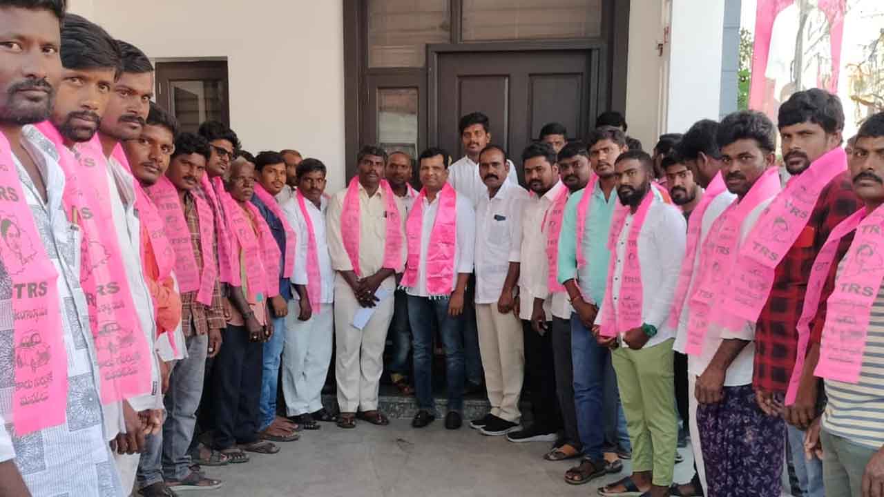 అభివృద్ధికి ఆకర్షితులై బీఆర్‌ఎస్‌లో చేరికలు : ఎమ్మెల్యే గాదరి కిశోర్‌