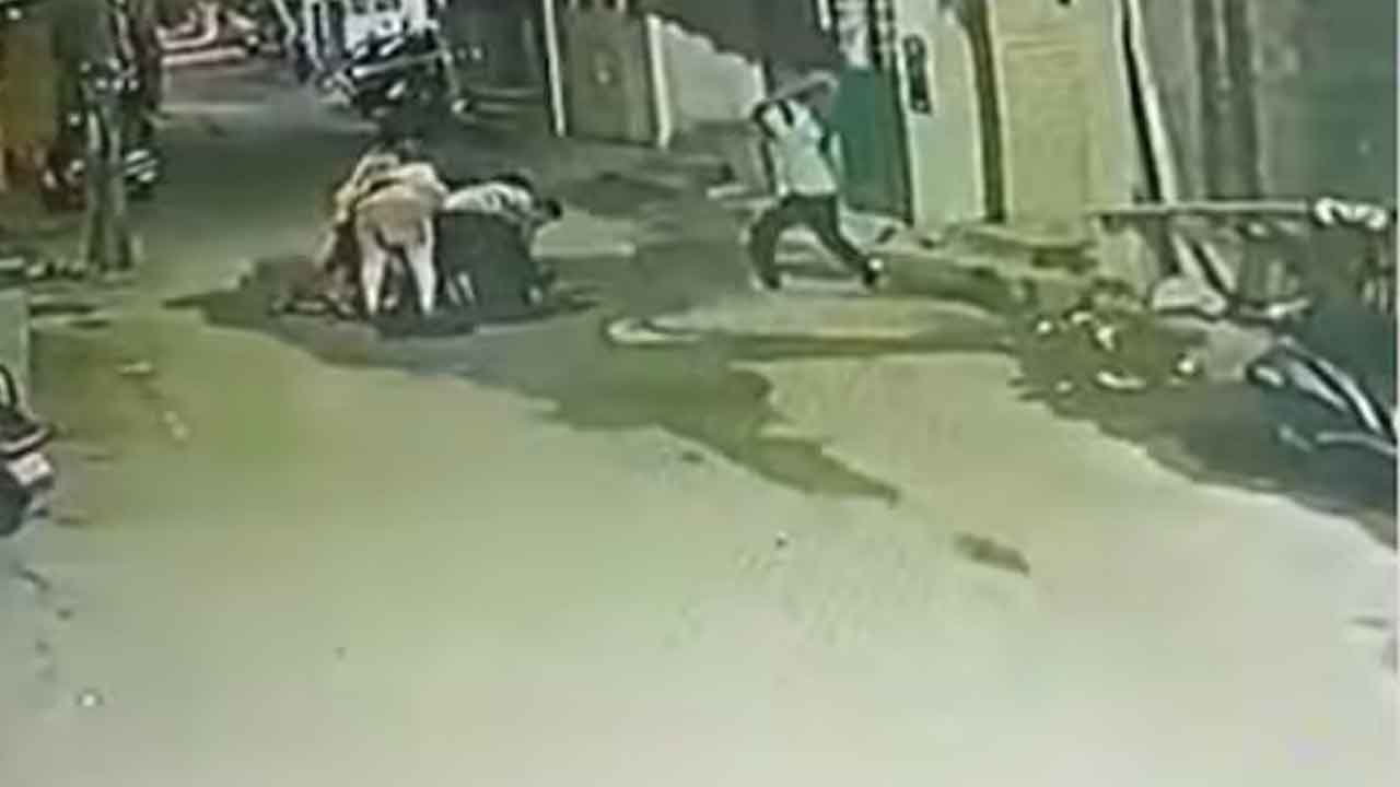 Bangalore | బెంగ‌ళూరులో దారుణం.. యువ‌కుడి త‌ల‌పై రాళ్ల‌తో మోది చంపేశారు..