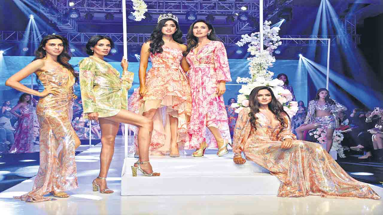 వయ్యారి భామలు ర్యాంప్‌పై హొయలు