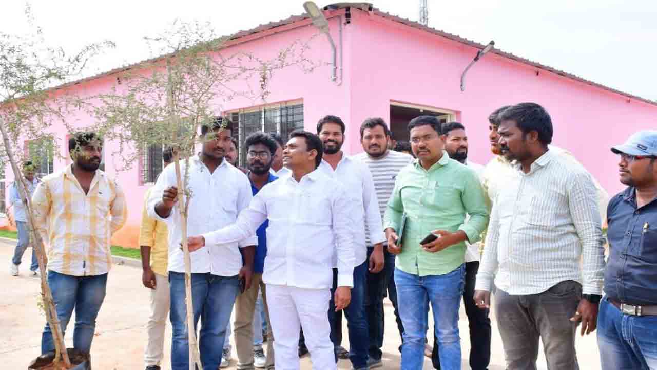 గ్రీన్‌ ఇండియా చాలెంజ్‌.. మొక్కలు నాటిన ప్రభుత్వ విప్‌ రేగా