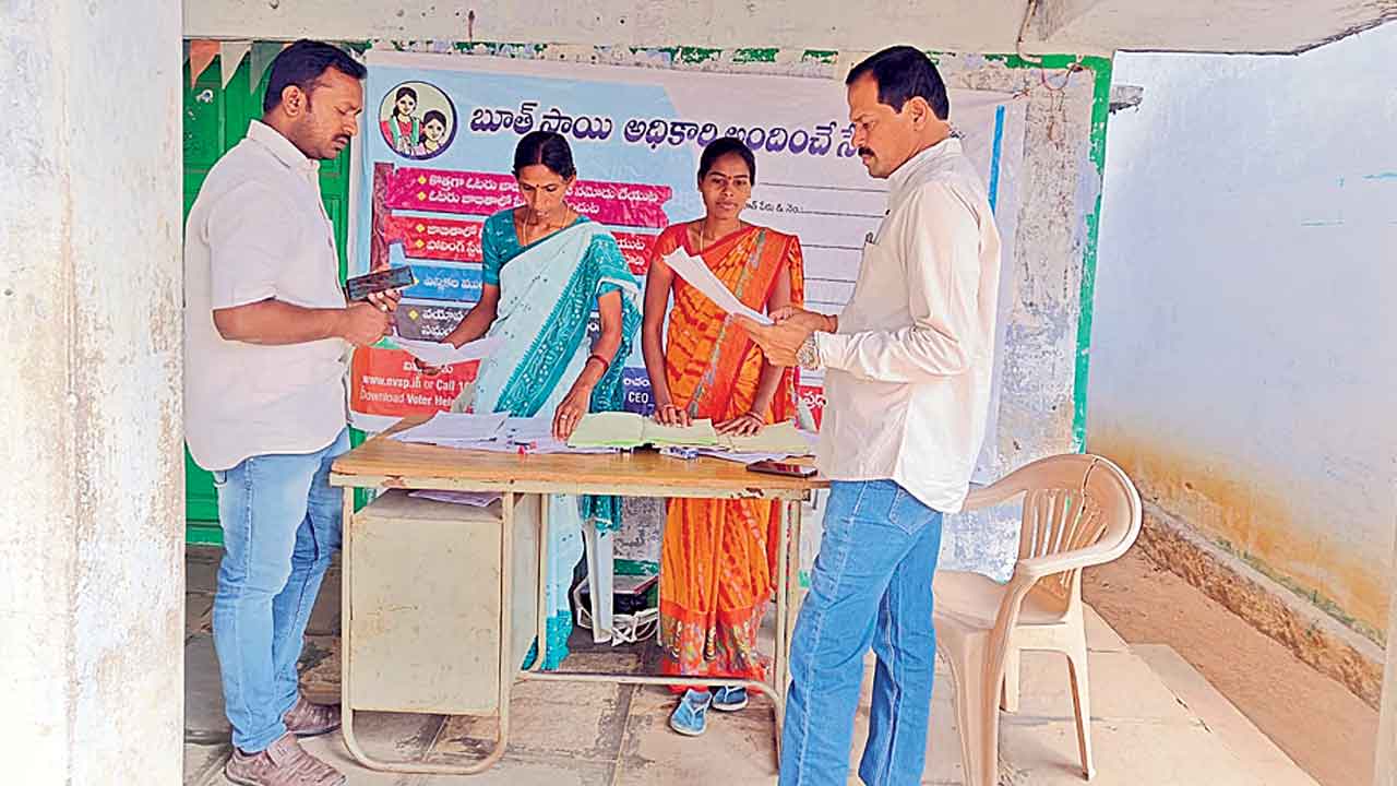 ఓటరుగా నమోదు చేసుకోవాలి