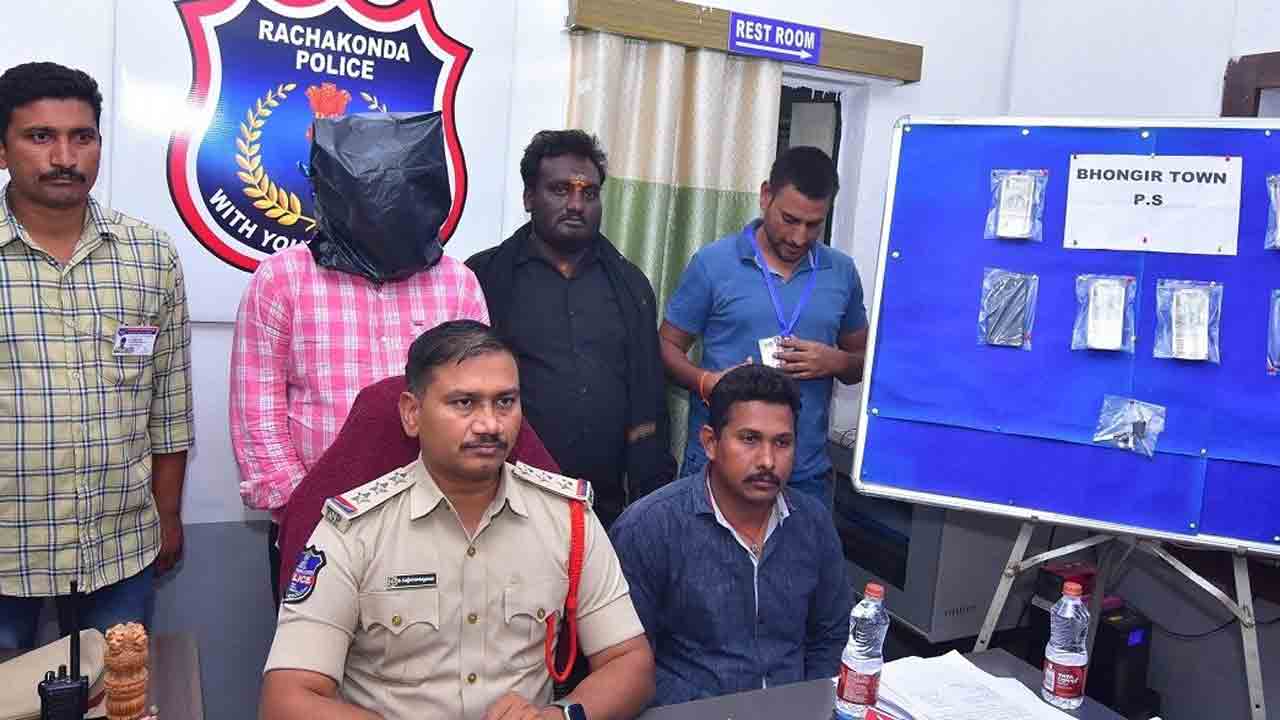 చోరీ కేసులో నిందితుల అరెస్టు