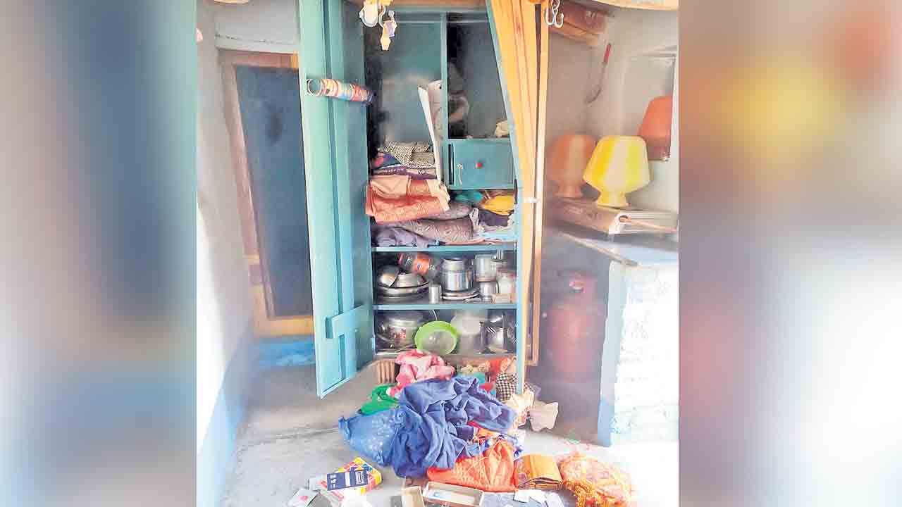 గడిపెద్దాపూర్‌లో దొంగల హల్‌చల్‌.. ఆరు ఇండ్లలో చోరీ