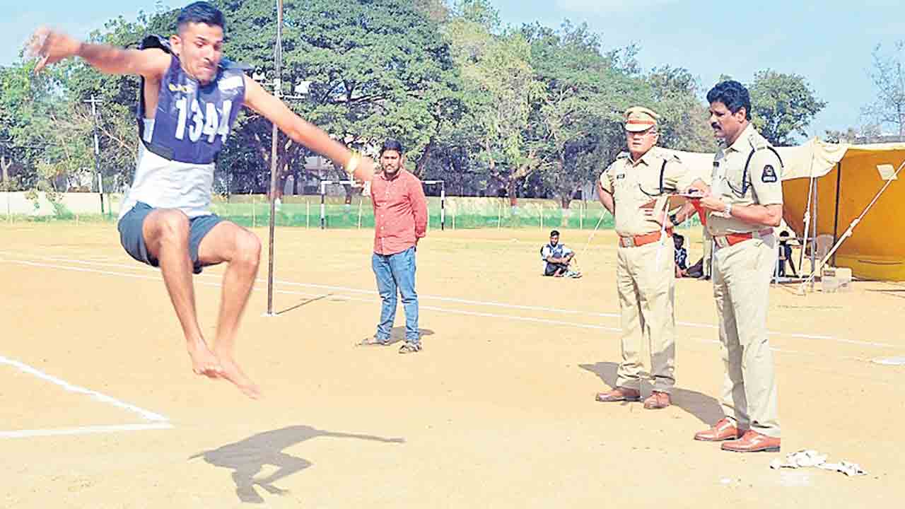 దళారులను నమ్మొద్దు