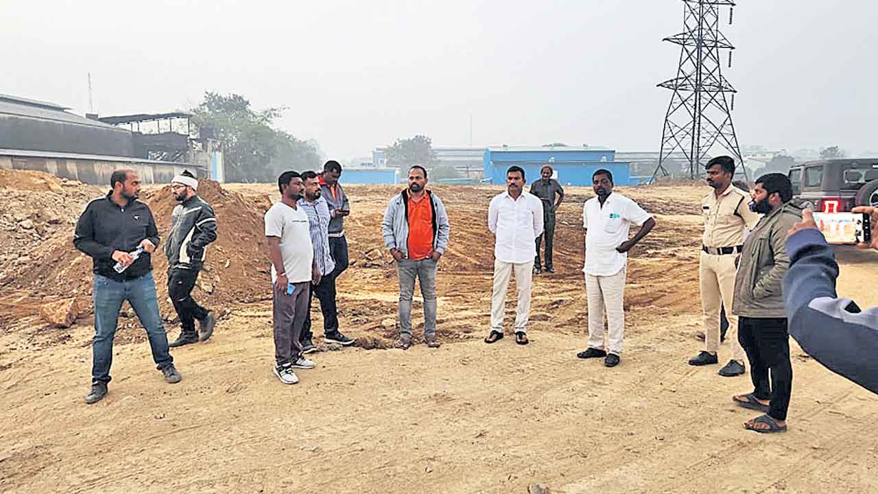 దోషం చెరువును మింగేస్తుండ్రు..