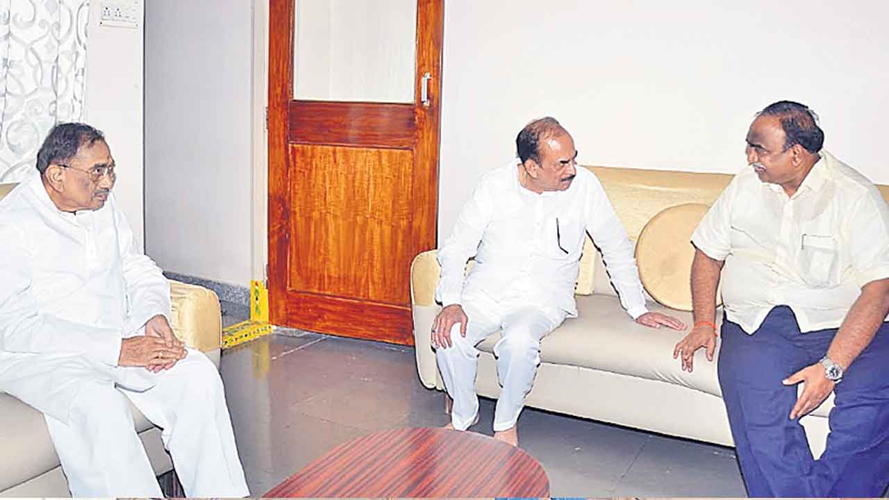 కెప్టెన్‌, ఎమ్మెల్యే సతీశ్‌కుమార్‌కు హోంశాఖ మంత్రి పరామర్శ