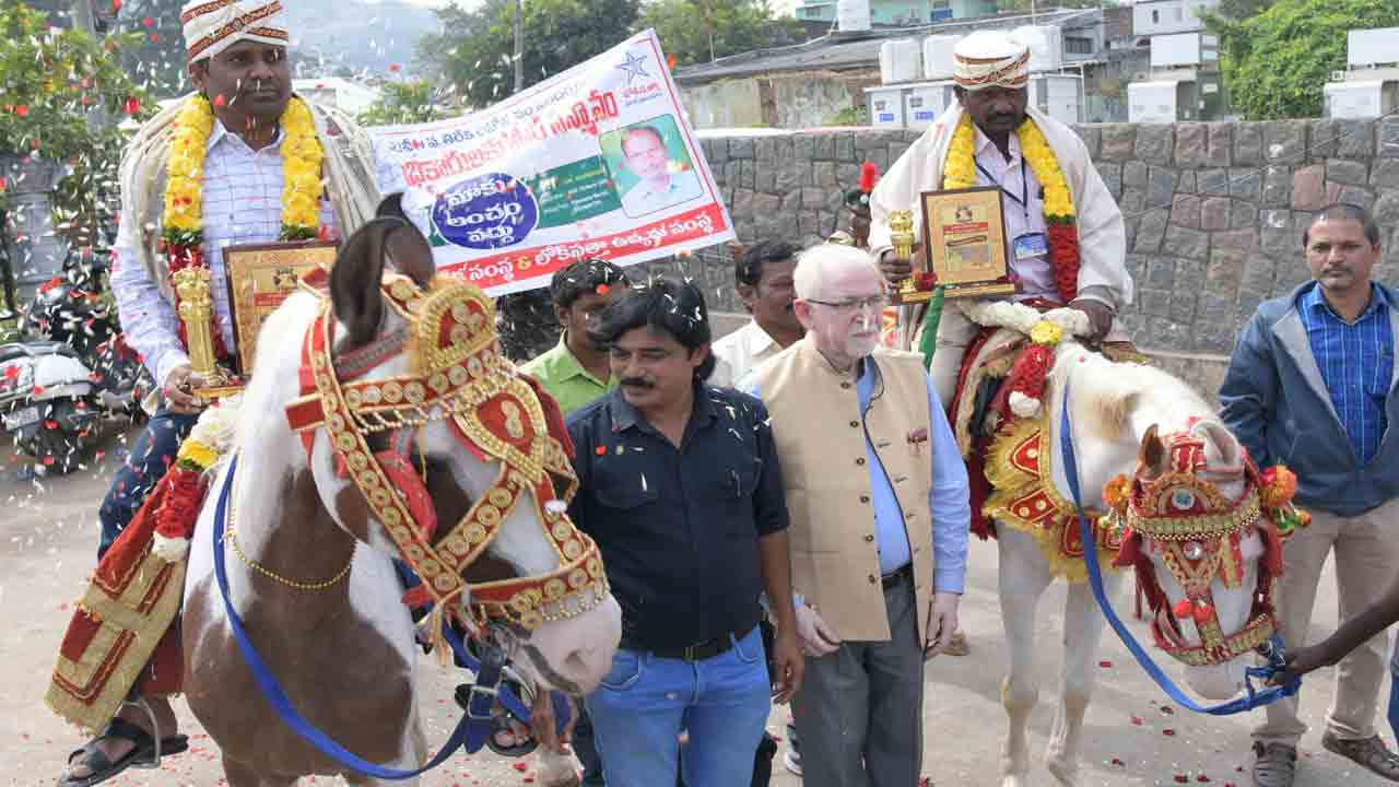 నిజాయితీ అధికారులకు పౌరసన్మానం