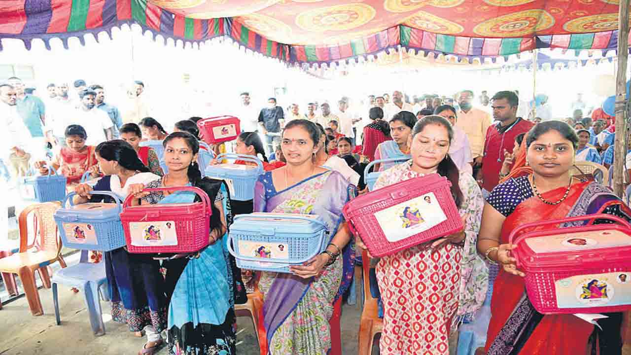 జిల్లాల్లో కొనసాగుతున్న న్యూట్రిషన్‌ కిట్ల పంపిణీ