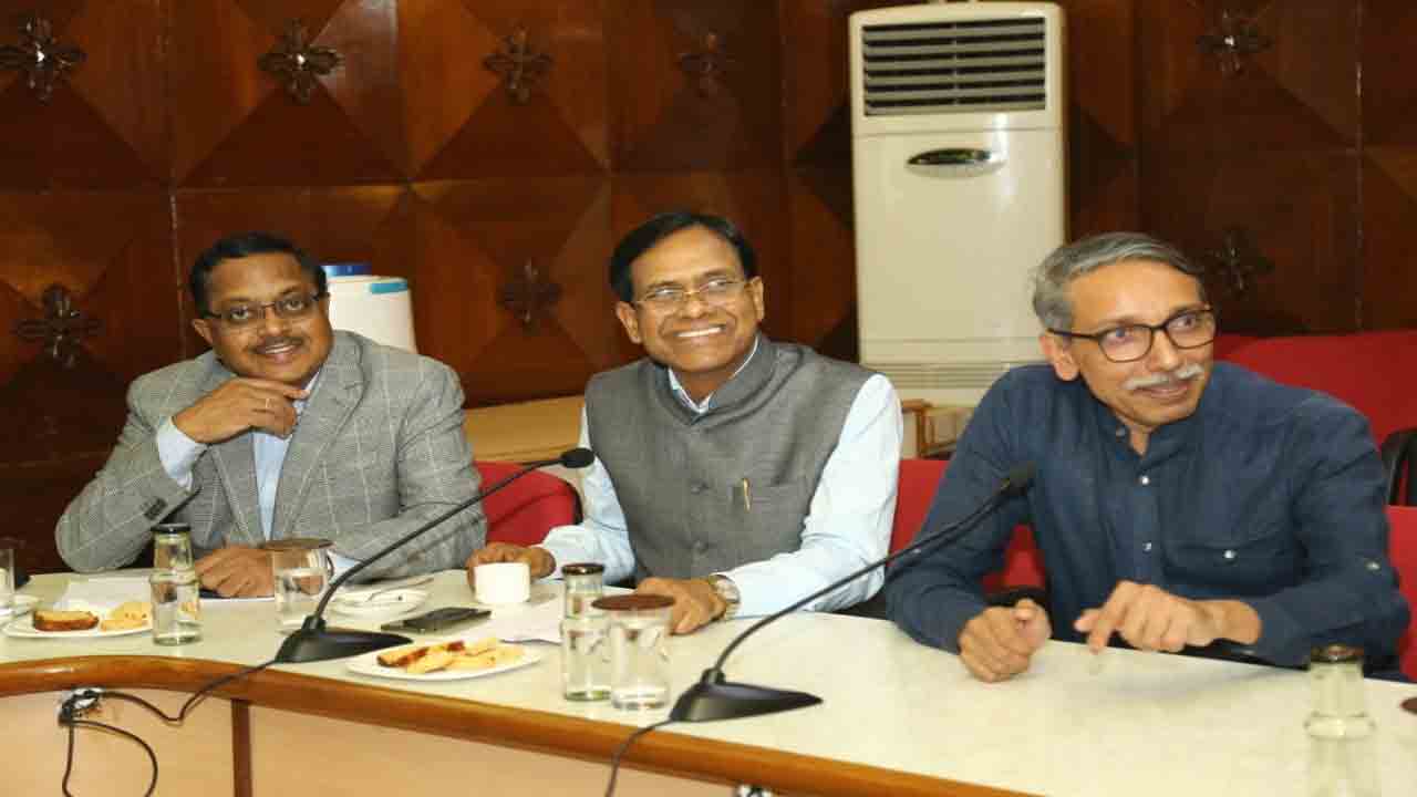 యూజీసీ చైర్మన్‌ను కలిసిన ఆర్జీయూకేటీ వీసీ