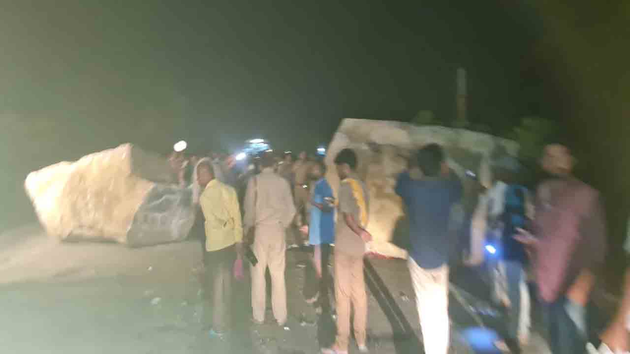 ఆటోపై గ్రానైట్‌ రాళ్లుపడి ముగ్గురు దుర్మరణం