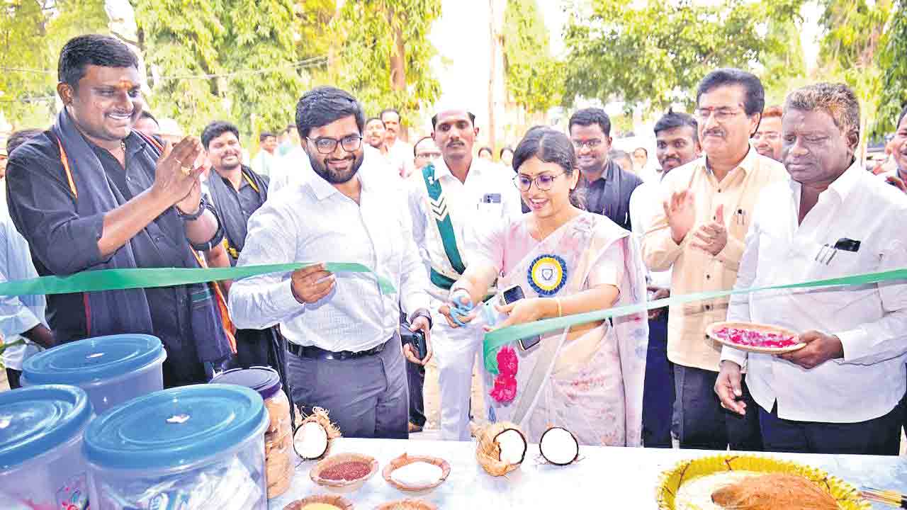 దివ్యాంగులు ఆత్మైస్థెర్యంతో ముందుకెళ్లాలి