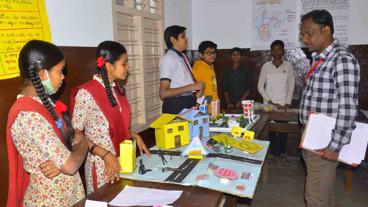 కొనసాగుతున్న వైజ్ఞానిక మేళా