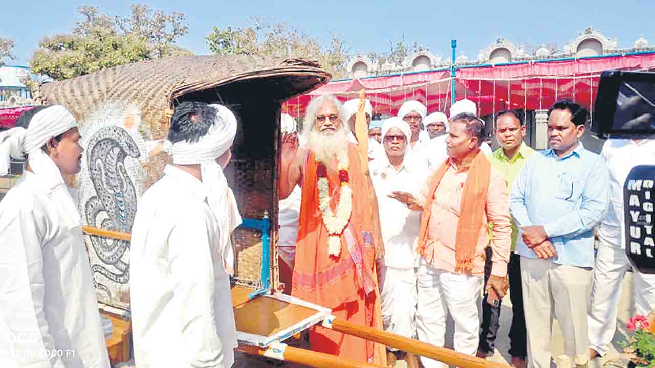 నిత్యం ప్రవచనాలు.. భజనలు