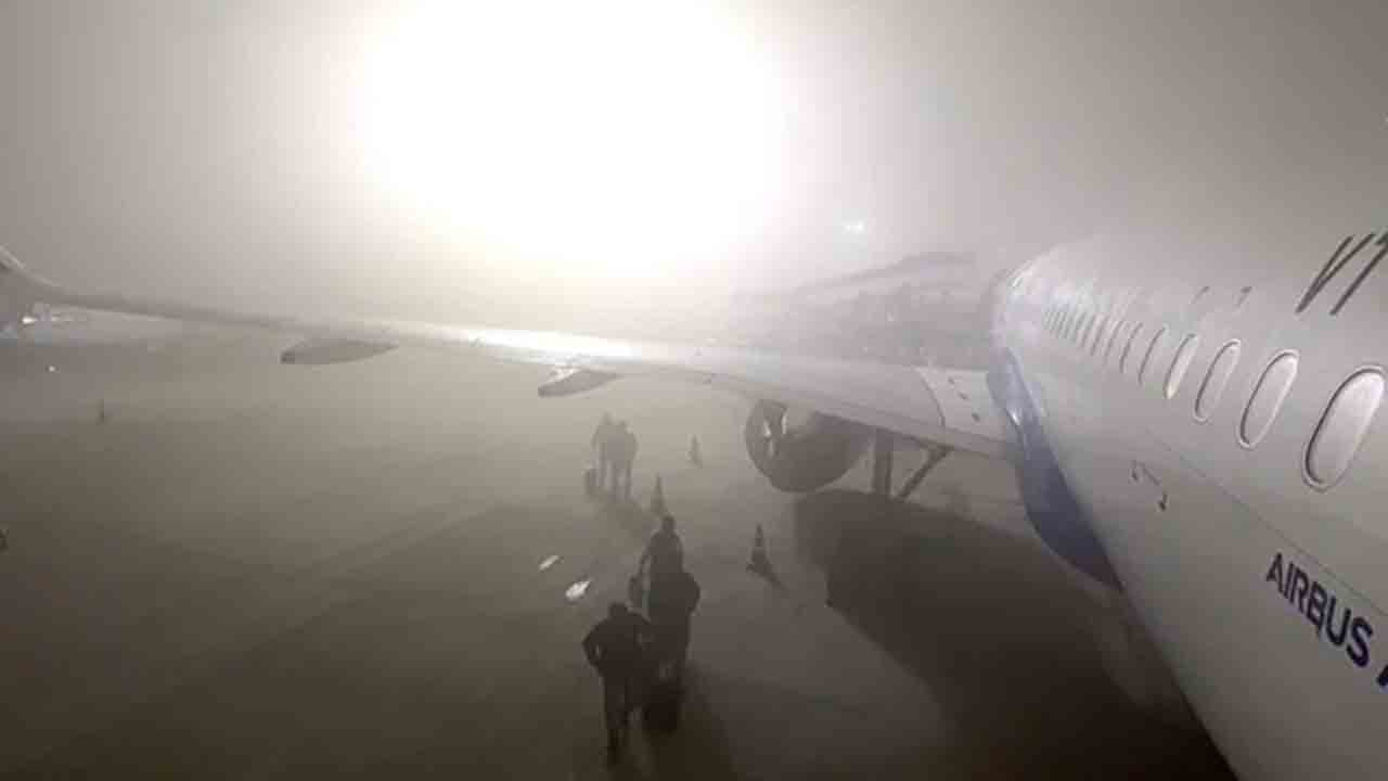 Flight Disruptions | ఢిల్లీని కమ్మేసిన పొగమంచు.. ఆలస్యంగా నడుస్తున్న వంద విమానాలు